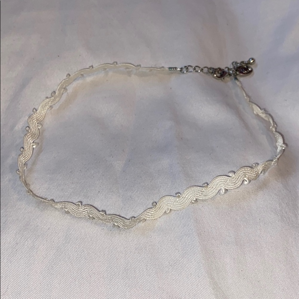 Whiter choker
